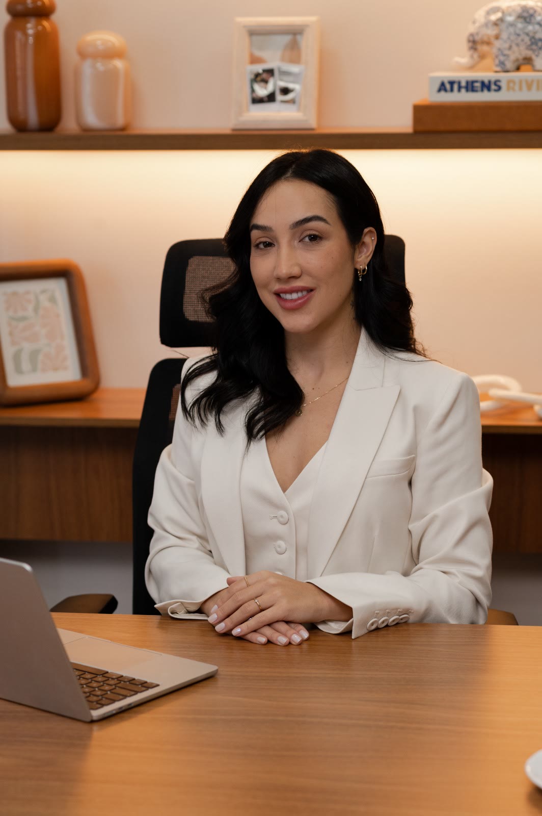 Dra. Bárbara Feltrim em sua mesa no escritório