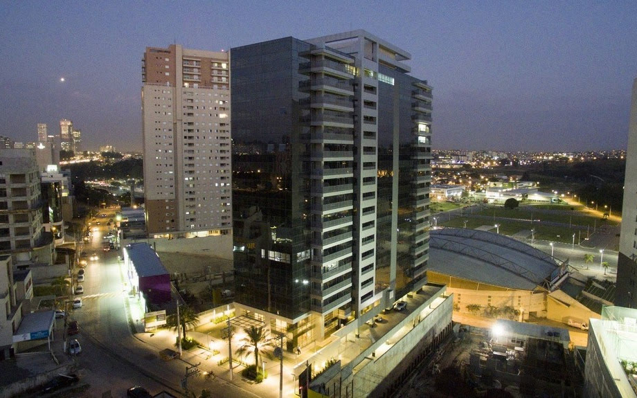 Vista noturna do edifício do escritório em Barueri